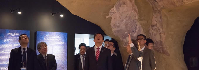 Prime Minister Abe visited the Exhibition 2016.05.22